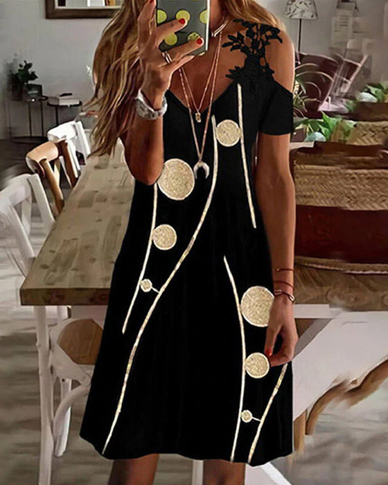 Sukienka midi z ozdobnym koronkowym rękawem