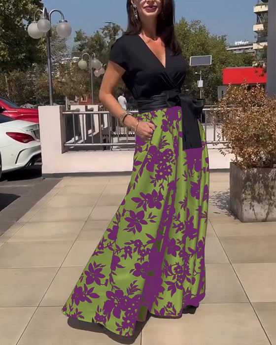 Elegancka sukienka z głębokim raglanowym rękawem w kwiatowy wzór