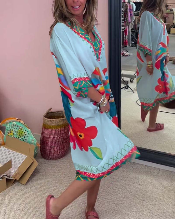 Sukienka z nadrukiem graffiti z dekoltem w szpic