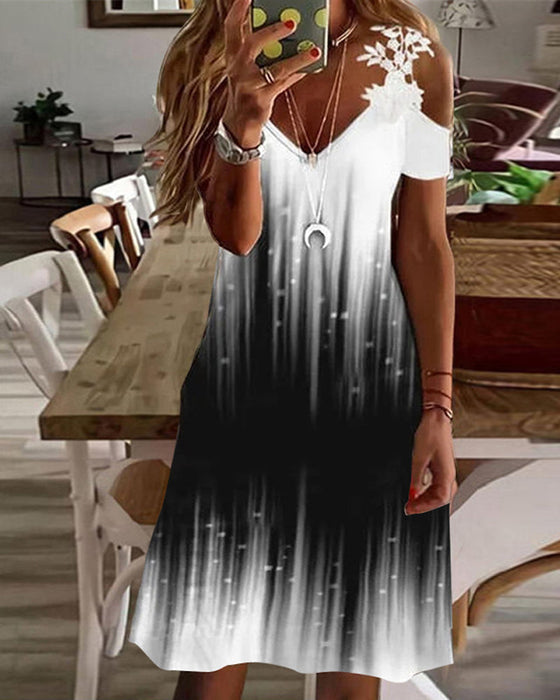 Sukienka midi z ozdobnym koronkowym rękawem