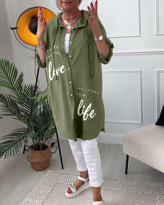 Płaszcz z kapturem i nadrukiem w litery zapinany na guziki