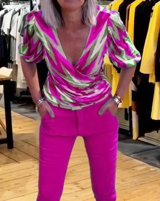 Bluzka z głębokim dekoltem w kształcie litery V z nadrukiem