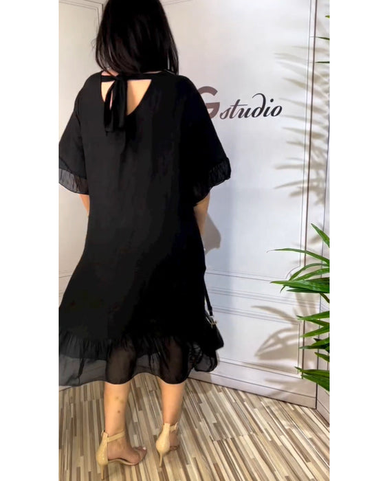 Zwiewna sukienka z wstawkami i krótkimi rękawami