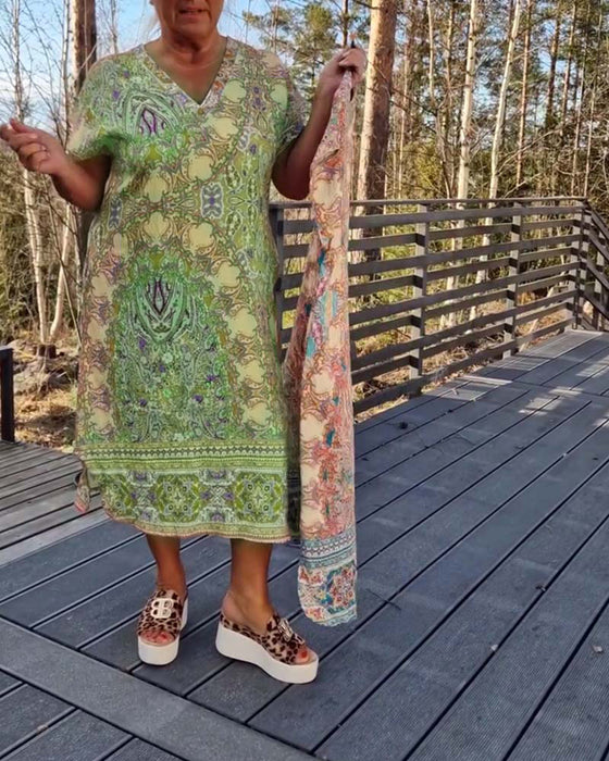 Sukienka Z Dekoltem W Serek Z Krótkim Rękawem Wzorzysta Prosta