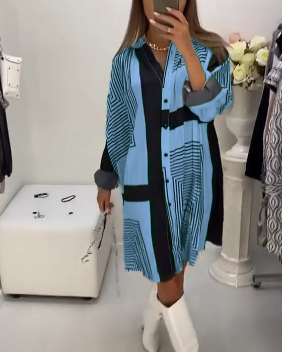 Sukienka zapinana na guziki z nadrukiem