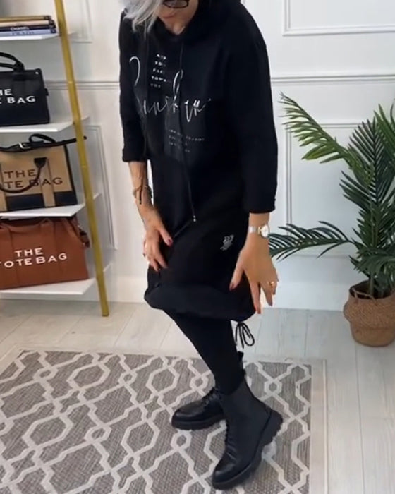 Swobodna sukienka z kapturem i kolorowym nadrukiem w bloki liter