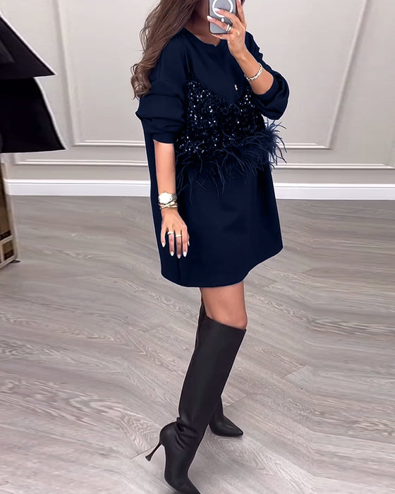 Modna jednokolorowa sukienka z cekinami i piórami