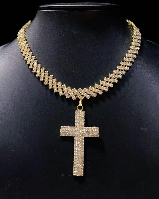 Lśniący diamentowy wisiorek z krzyżem