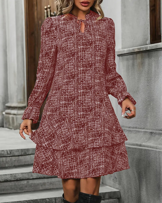 Elegancka Sukienka W Paski Z Rozszerzanymi Rękawami