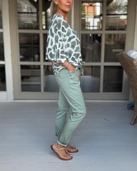 Elegancka bluzka z nadrukiem i dekoltem w kształcie litery V z rękawami nietoperzowymi