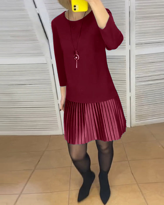 Sukienka z plisowanymi panelami i jednolitym kolorem