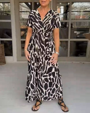 Sukienka z krótkim rękawem i dekoltem w szpic