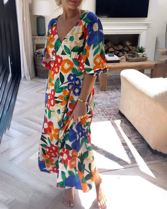 Sukienka z dekoltem w serek i kwiatowym nadrukiem