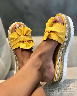 Klapki na grubszej podeszwie z kokardą