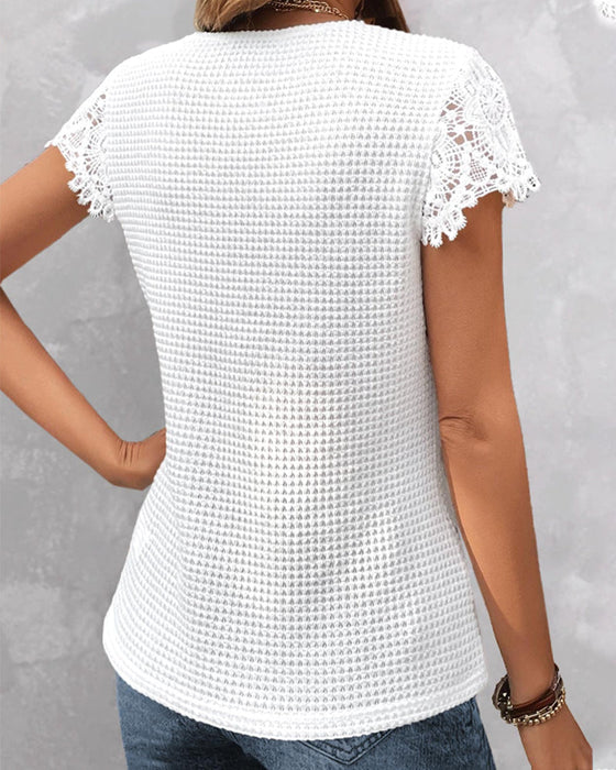 Koronkowa bluzka z krótkim rękawem i dekoltem w serek