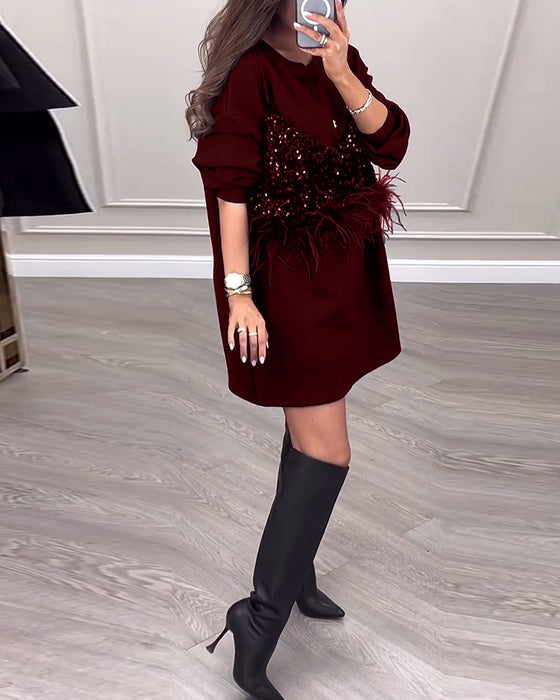 Modna jednokolorowa sukienka z cekinami i piórami