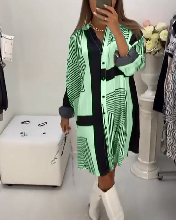 Sukienka zapinana na guziki z nadrukiem