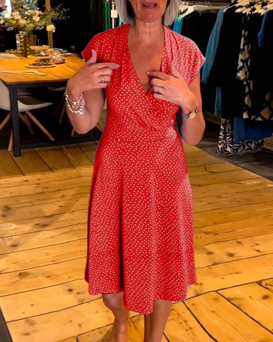 Sukienka z krótkim rękawem w groszki z dekoltem w kształcie litery V