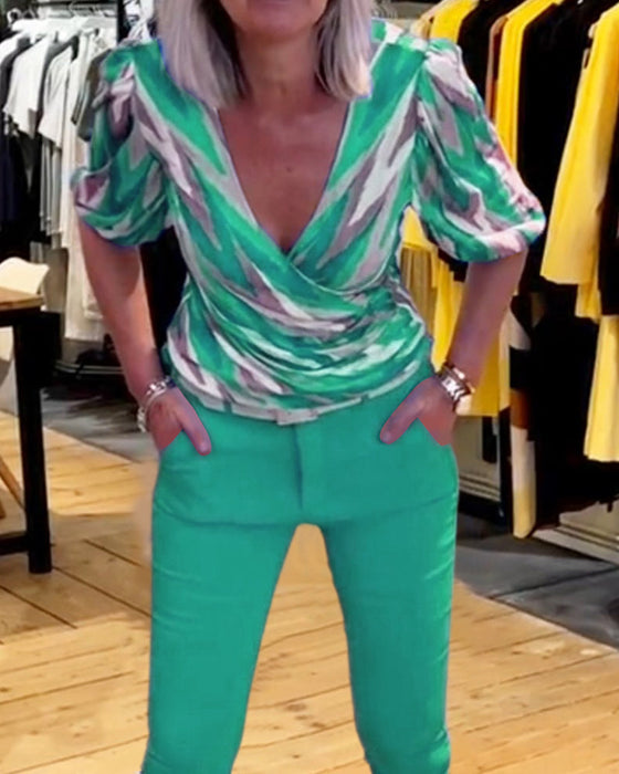 Bluzka z głębokim dekoltem w kształcie litery V z nadrukiem