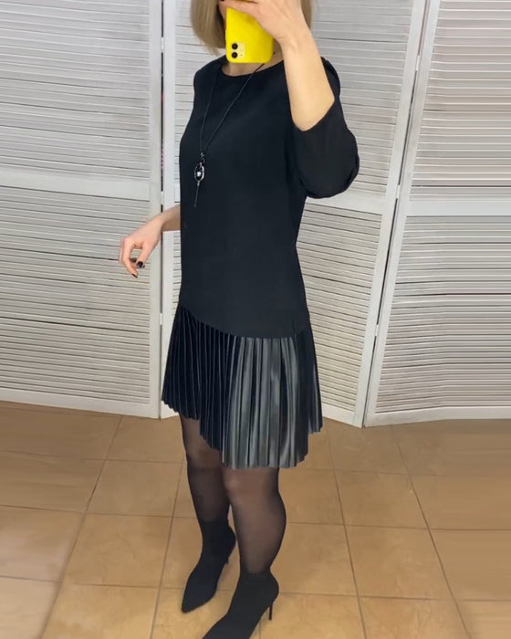 Sukienka z plisowanymi panelami i jednolitym kolorem