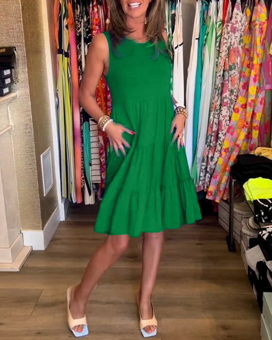 Sukienka o plisowanym kroju bez rękawów