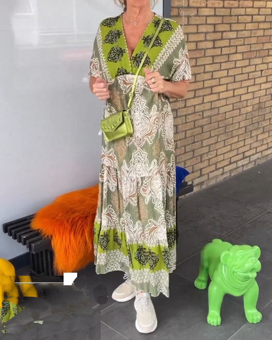 Luźna sukienka z krótkimi rękawami i dekoltem w serek