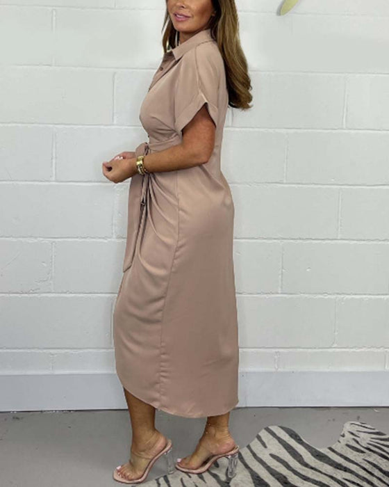 Elegancka plisowana sukienka z dekoltem