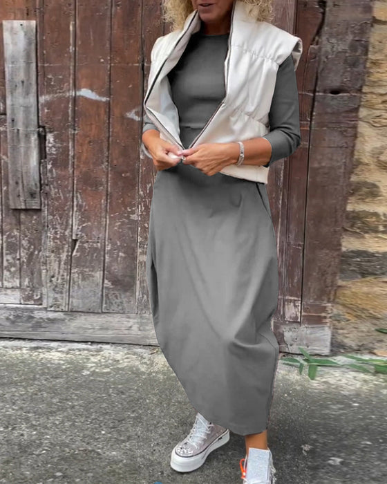 Prosta jednokolorowa elegancka sukienka z długim rękawem i kieszeniami