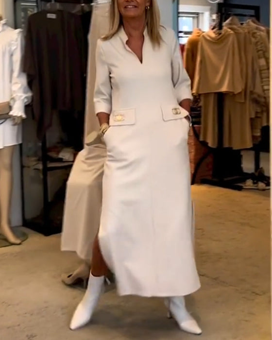 Jednokolorowa sukienka z rozcięciem na rękawie 3/4