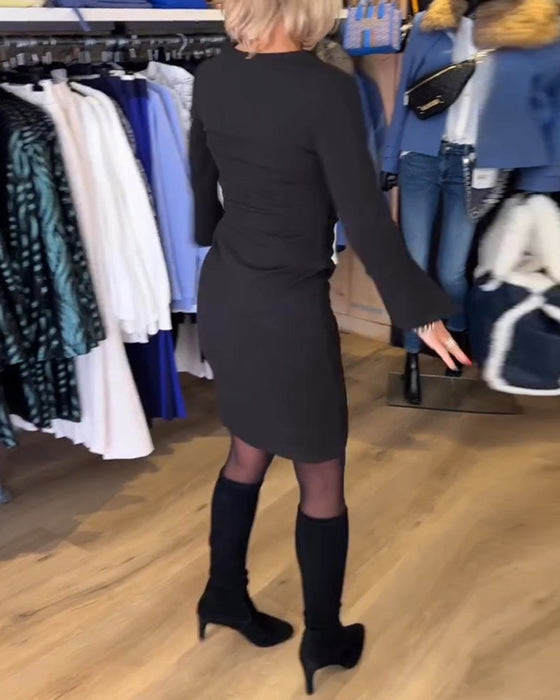 Sukienka z dekoltem w kształcie litery V i rozszerzanym rękawem