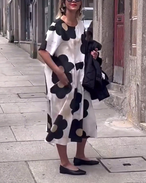 Luźna sukienka z kieszeniami i kwiatowym nadrukiem