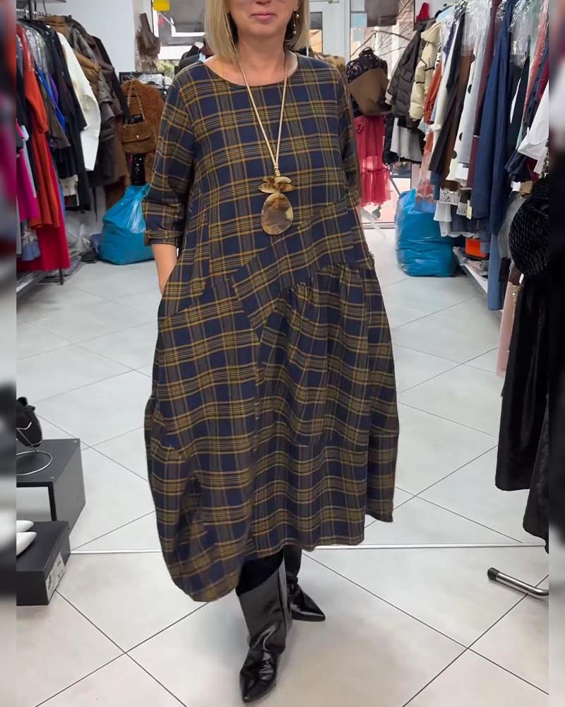 Drukowana Sukienka W Kratkę Z Okrągłym Dekoltem