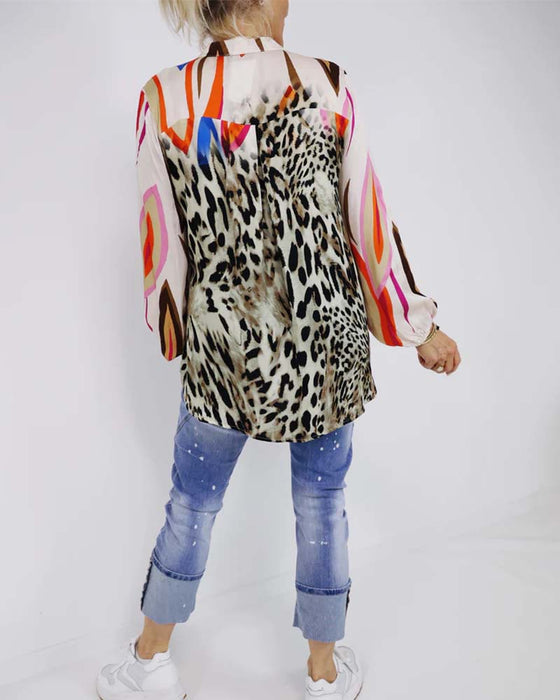 Bluzka z dekoltem w szpic z kolorowymi nadrukami