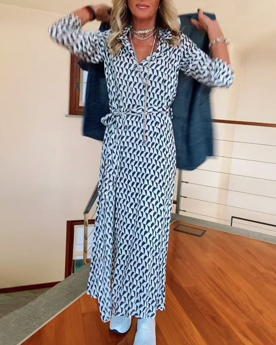 Sukienka z geometrycznym nadrukiem i rozcięciem