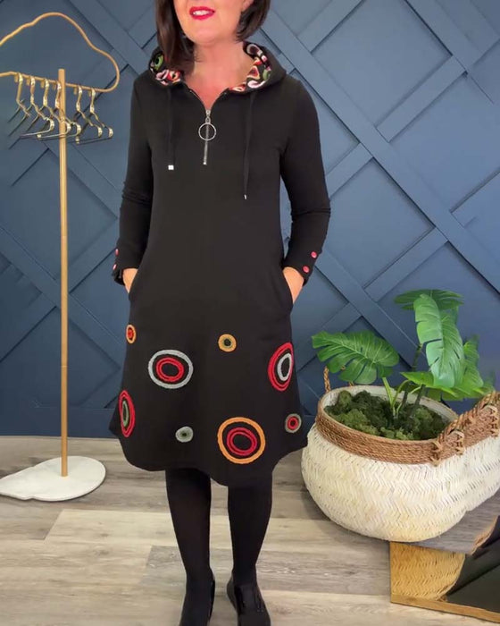 Sukienka swobodna z kapturem i zamkiem błyskawicznym w kształcie koła