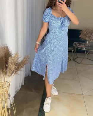 Sukienka w kwiaty o dopasowanym kroju