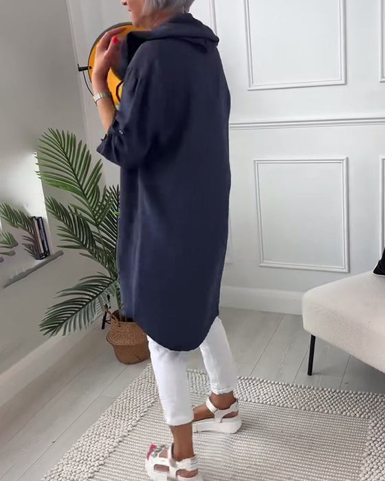 Płaszcz z kapturem i nadrukiem w litery zapinany na guziki