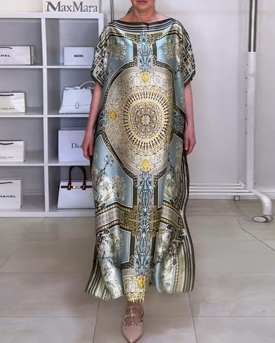 Luźna sukienka w stylu boho z nadrukiem i rozcięciem