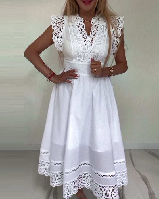 Elegancka sukienka z koronką w jednolitym kolorze z dekoltem w kształcie litery V