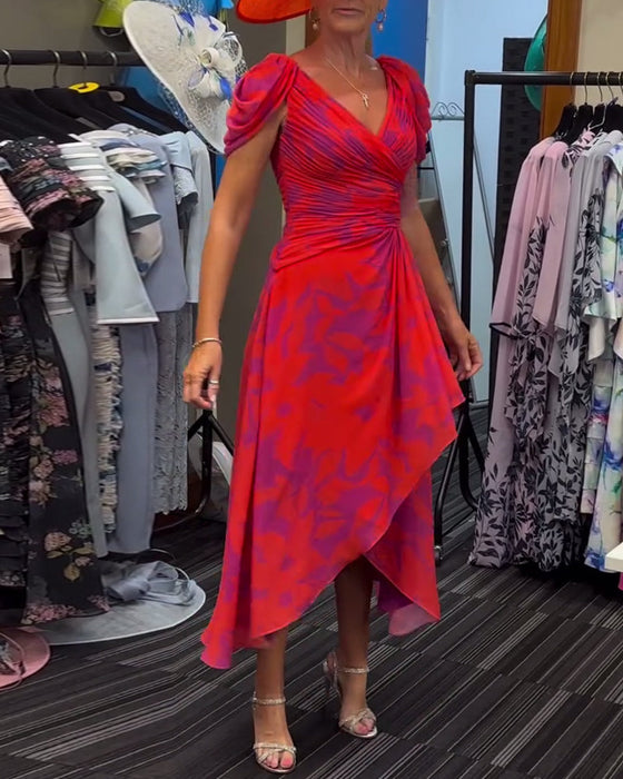 Plisowana sukienka z rozcięciem i nadrukiem