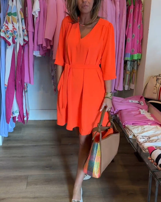 Jednokolorowa sukienka midi z rękawem i paskiem