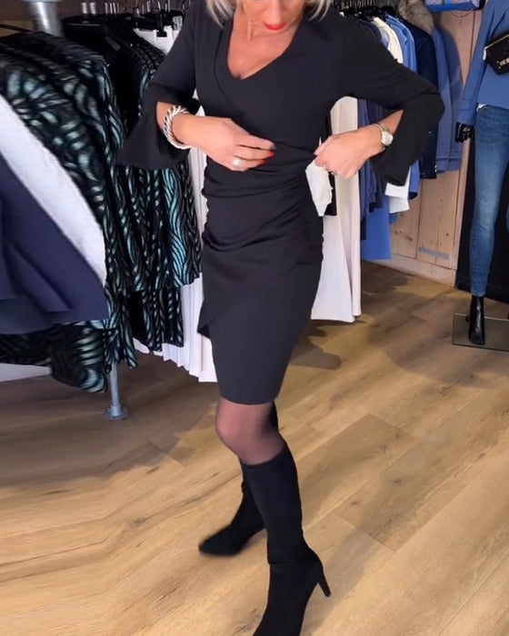 Sukienka z dekoltem w kształcie litery V i rozszerzanym rękawem