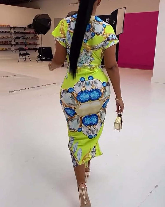 Sukienka z głębokim dekoltem w kształcie litery V i nadrukiem w talii