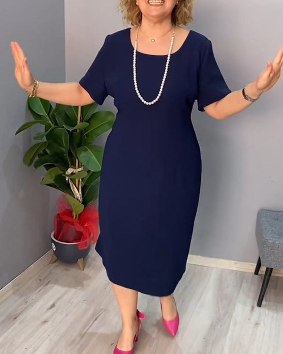 Elegancka sukienka z krótkim rękawkiem w jednolitym kolorze