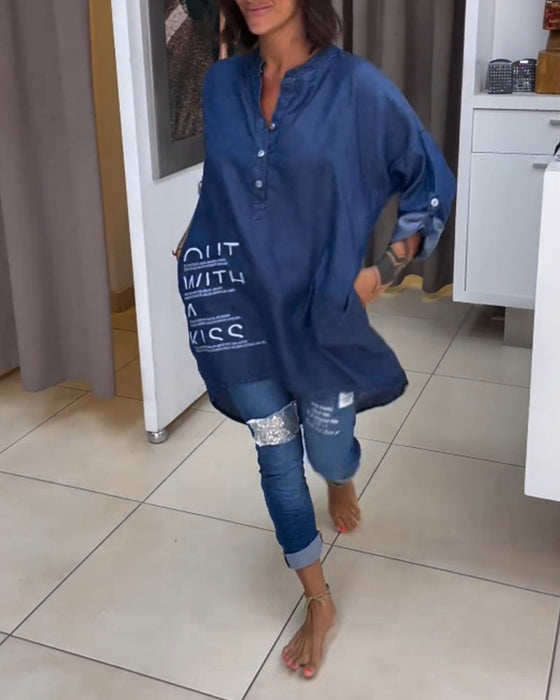 Koszula zapinana z nieregularnym nadrukiem w litery