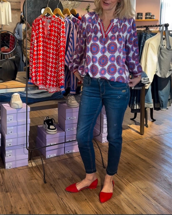 Elegancka bluzka z dekoltem w kształcie litery V z geometrycznym nadrukiem