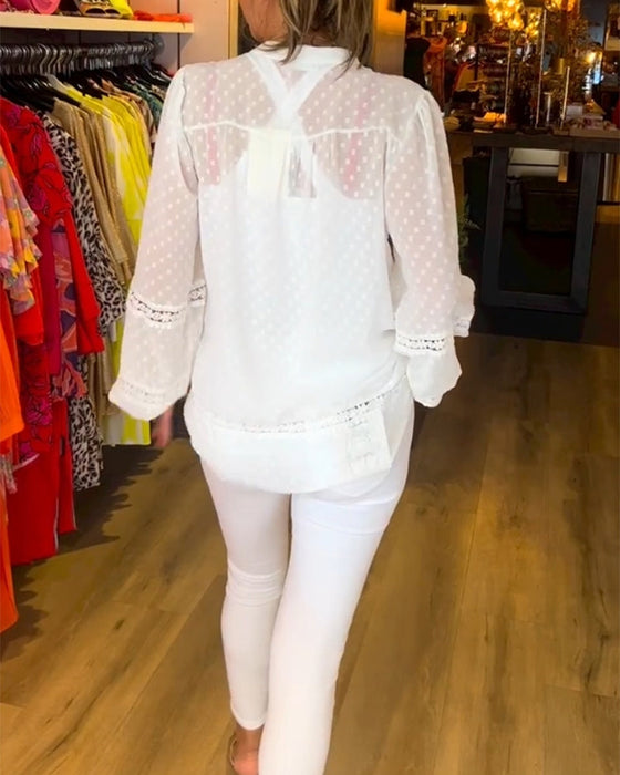 Koronkowa bluzka z długim rękawem i dekoltem w kształcie litery V