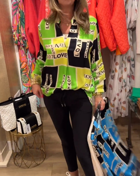 Bluzka z dekoltem w kształcie litery V i nadrukiem w litery