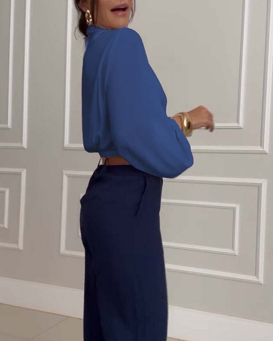 Modna bluzka w jednolitym kolorze z dekoltem w serek i rękawami typu latarnia