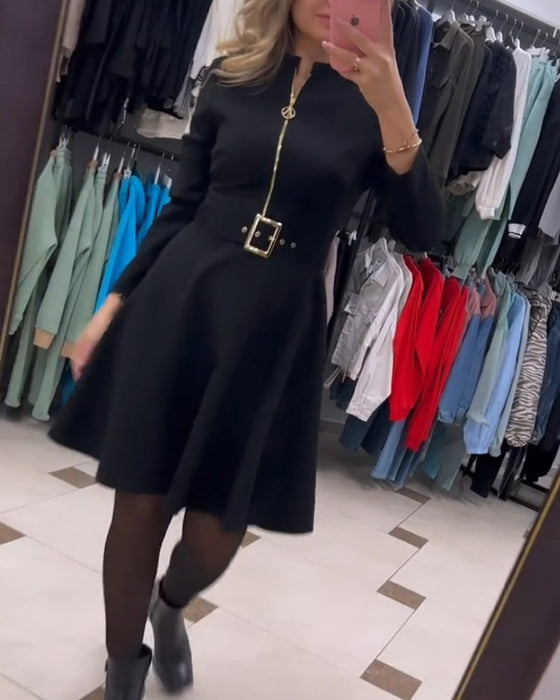 Prosta sukienka w jednolitym kolorze zapinana na zamek